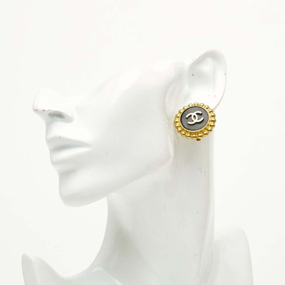 CHANEL Vintage Black Logo Earrings - Picture 6 of 6